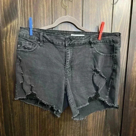 Kancan (Exclusively for Maurices) Black Rough Hem Distressed Shorts. Size:16 - Picture 4 of 12